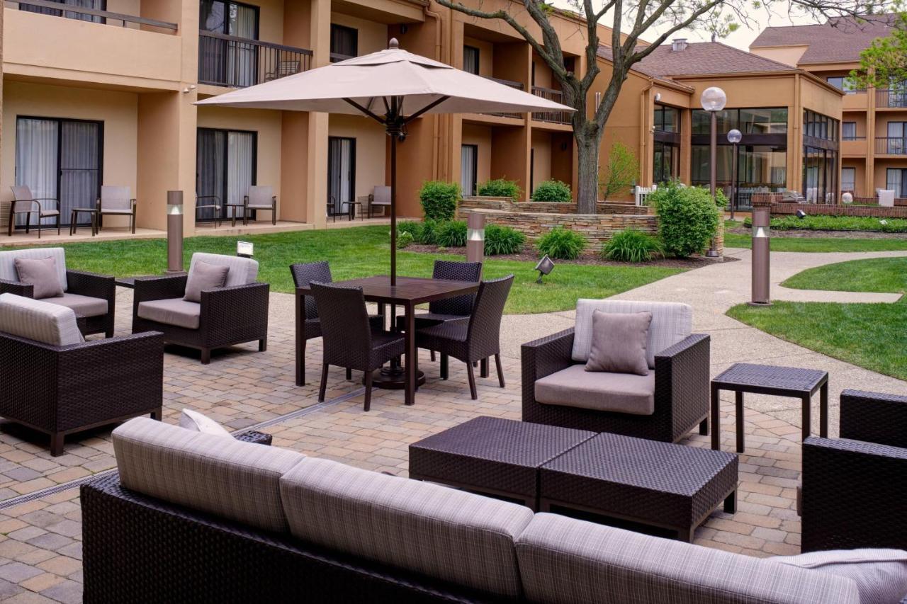 Courtyard Detroit Dearborn Hotel Exterior foto