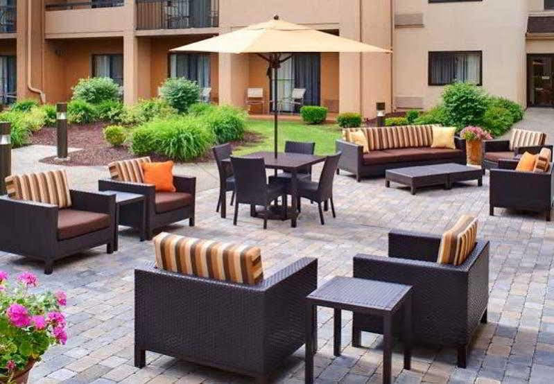 Courtyard Detroit Dearborn Hotel Exterior foto